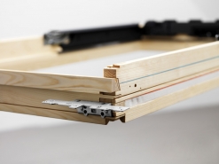 Běžné nebo zapuštěné osazení. Červená ryska znázorňuje běžné osazení, modrá ryska zapuštěnou variantu. Při běžné montáži na červené úrovni je třeba umístit úhelníky na horní a spodní část rámu. Používá se přitom lemování pro standardní montáž. Při zapuštění okna hlouběji do střešní konstrukce se úhelníky umístí na boční stranu rámu. K montáži je třeba použít lemování pro zapuštěnou montáž.