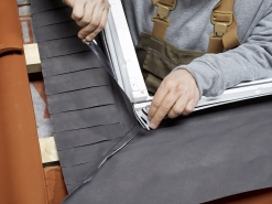 Rohové klapky. Samolepicí rohové klapky mají přesah, díky němuž lze dosáhnout důkladného utěsnění rámu. Skládaná část límce se nasune přes latě a tím se těsně a bezpečně připojí.