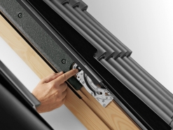 Složení oplechování. Je-li potřeba oplechování složit, stačí zmáčknout šedé tlačítko, které se nachází na spodní straně.