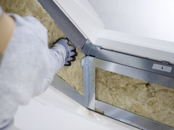 Tepelná izolace. Pro dosažení požadovaných tepelných vlastností a k přerušení tepelných mostů se mezi ocelové rámy vloží doplňková tepelná izolace.