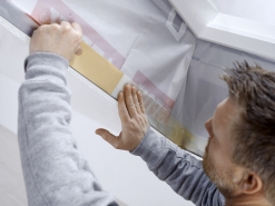 Parozábrana. Na zaizolované ostění se následně připevní parozábrana, která je parotěsná a zabraňuje kondenzaci. Nainstalované teleskopické profily poskytují pevný základ pro spojení parotěsné zábrany domu s parotěsným límcem.