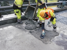 Reprofilace mostovky maltou PCI Repafast® Tixo, která rychlé vytvrzuje i za nepříznivých klimatických podmínek