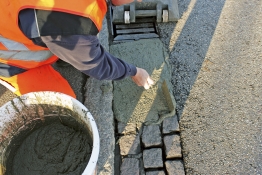 Spárování silniční přídlažby maltou PCI Repafast® Fluid