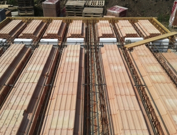 Obr. 16: Řešení balkónu z vložek pro strop bez nadbetonávky před betonáží