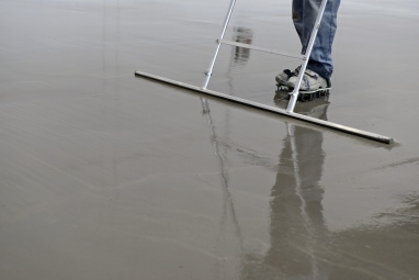 Obr. 1: Tekutý jednosložkový cementem vázaný podlahový povlak MC-Floor Screed 10 pro rychlé sanace průmyslových podlah