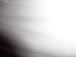 Obr. 3: Vlasové trhliny v glazuře