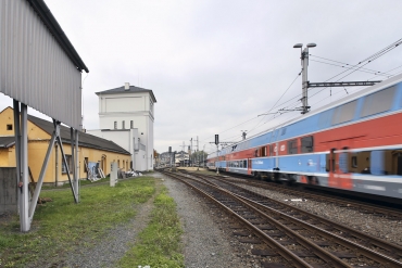 Téměř čtvercový půdorys patrové budovy z režného zdiva měl v poschodí umístěn nýtované ocelové nádrže, které byly plněny vodou z přilehlé studny