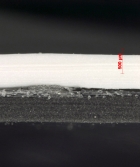 Obr. 20: Řez krytou částí fólie s výrazným křížením vláken výztužné vložky