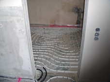 Reakce hliníku a čerstvé cementové či anhydritové směsi