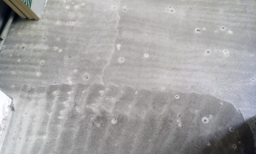 Reakce hliníku a čerstvé cementové či anhydritové směsi