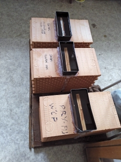 Obr. 1: Testování použitelnosti jednotlivých materiálů pro pojení styčných spár