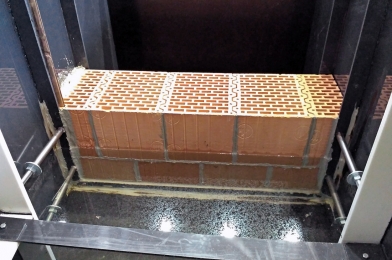 Obr. 5: Konstrukce z mokré, zatěžované strany po 21 dnech zatopení vodou