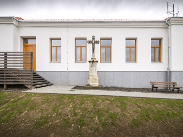 Pohled od hřiště – z terasy je výhled na celou obec