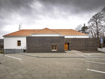 Původní přístavby mají opláštění z mořeného smrkového obkladu