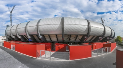 Vítkovický stadion tvarem i šupinatým povrchem zvenku působí jako létající talíř, který přistál do červené kostičkové podložky