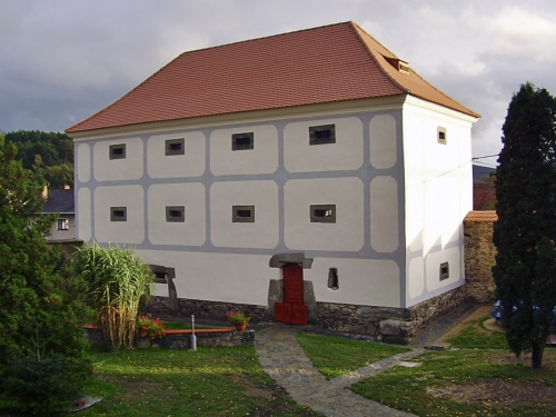 Při rekonstrukci sýpky byl proveden rozsáhlý archeologický průzkum, při kterém bylo objeveno mnoho nových nálezů, především v prostoru původní tvrze