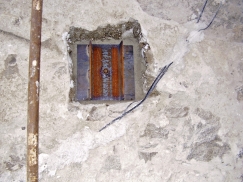 Svázání a zpevnění rozestupujících se stěn