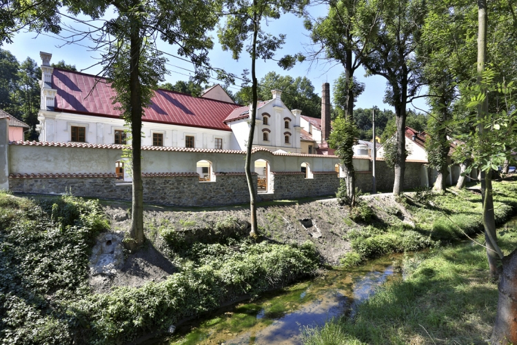 V roce 2010 vznikl projekt na Znovuzrození Únětického pivovaru, stavební úpravy začaly brzy poté. Budovu bylo nutné upravit tak, aby vyhovovala současným požadavkům výroby piva, zároveň byl kladen důraz na zachování původní atmosféry objektu.