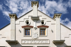 Štít byl obnoven podle historické předlohy