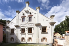 Průčelí pivovaru prošlo důslednou rekonstrukcí včetně historických detailů