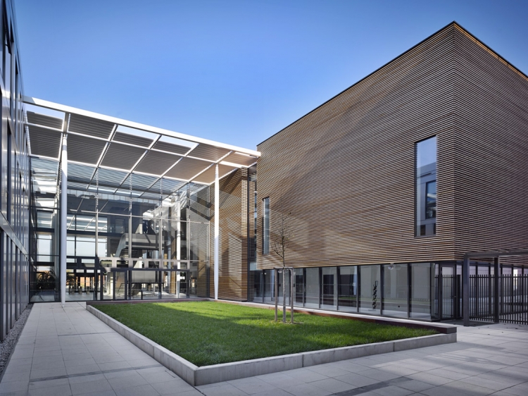 Vstupní atrium Centra ELI – autorům projektu se podařilo rozsáhlý stavební program rozčlenit tak, že proporce nové stavby jsou v souladu s měřítkem okolních objektů