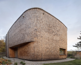 Díky šindelům byly dobře zpracovány i detaily u zádveří nebo u parapetů oken