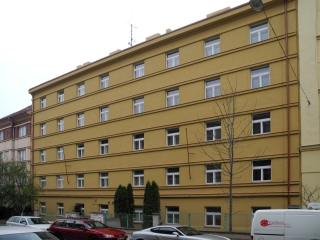 Dlouhovousá omítka Cemix Activcem na činžovním domě v Dejvicích
