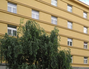Dlouhovousá omítka Cemix Activcem na činžovním domě v Dejvicích