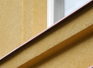 Dlouhovousá omítka Cemix Activcem na činžovním domě v Dejvicích