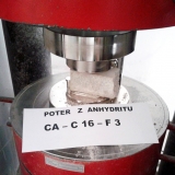 Obr. 4: Anhydrit – skúška pevnosti v tlaku
