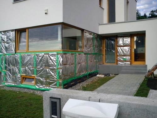 U fasádního zateplení se používá provedení s dírkami, které zajišťují odvod par ze zdi – tedy plnohodnotné difuzně otevřené řešení