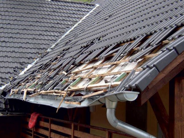 Pokud na střeše s rozlohou 100 m² leží vrstva sněhu vysoká přibližně 30 cm, může se zde vytvořit ledová masa vážící až několik tun