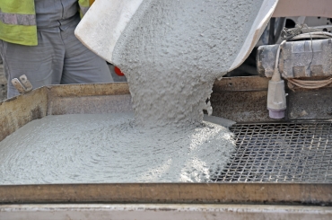 Plnění čerpadla směsí Cemflow z autodomíchávače