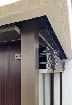 Obr. 7: Systémové řešení rohového překladu s univerzální schránkou Porotherm KP Vario UNI R s osazenou žaluzií (vpravo) 