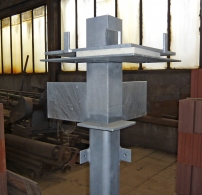 Obr. 9: Hlavice rohového sloupku – spodním protiplechem ukázkově stažená deska purenitu (stejně jako u schránky)