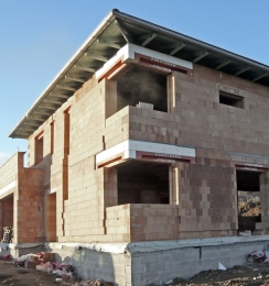 Obr. 17: Rohová okna s roletovými schránkami bez sloupku se složitým řešením pod nárožní krokví