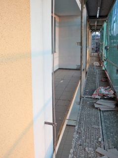 Obr. 9: Lepení dlažby lodžie