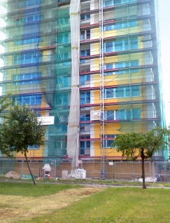 Obr. 10: Dokončování finální fasády na východní straně