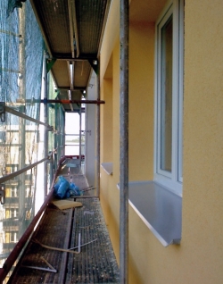 Obr. 11: Dokončování finální fasády na východní straně