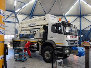 Pracovní plošina E320PXJ – kloubovo teleskopická plošina s JIB ramenem pro montáž na podvozek nad 7,5 t