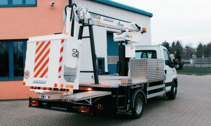 Plošina E170TJV na podvozku Iveco Daily 65C21 – pracovní výška 17,0 m; stranový dosah 6 m se zátěží 220 kg v koši; nosnost koše 220 kg, hmotnost 5000 kg