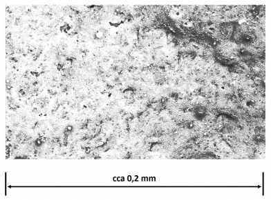Povrch fasády Baumit NanoporTop. Mikroskopicky hladký povrch omítek Baumit NanoporTop znesnadňuje usazení nečistot.