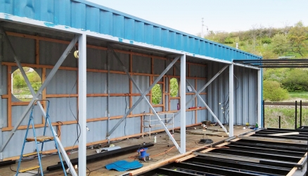 Obr. 4: Konstrukce příčně umístěného horního patra