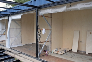 Obr. 5: Práce na opláštění horního kontejneru