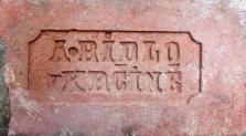 Cihla plná s kolkem A. Ridlo v Krčíně v osmibokém rámečku, negativní písmo, běžný formát (290×140×65 mm), z přelomu 19. a 20. století. Jednalo se o majitele Antonína Rydla (1874–1943), který vlastnil kruhovou cihelnu v obci Krčín (dnes část Nového Města nad Metují).