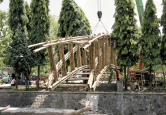 Obr. 9: Usazování konstrukce lávky na patky