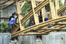 Obr. 10: Usazování konstrukce lávky na patky