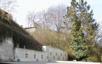 Obr. 2: Nová železobetonová zeď ukotvená zemními kotvami do svahu za ní