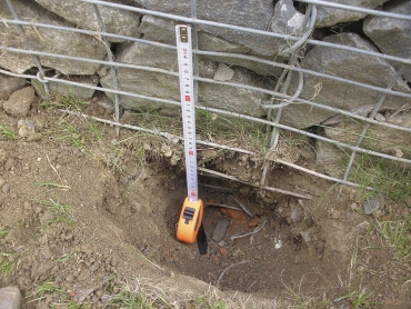 Obr. 7: Sonda S1 – gabiony položeny mělce na zeminu bez základu