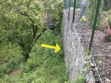 Obr. 9: Zeď postavená kolmo na spádnici, deformace (šipka) vzdušného líce zdi